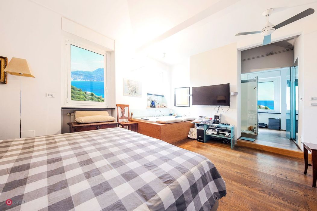 Image of a bedroom with a jacuzzi in an Italian villa