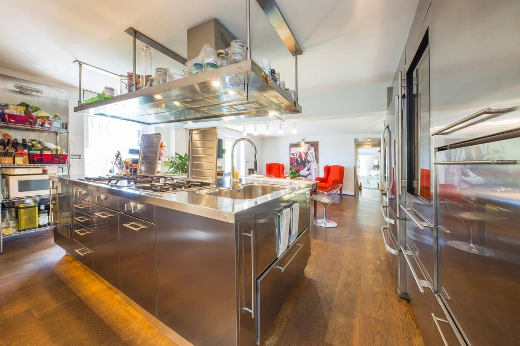 Image of the cooking stove and sink in Italian villa