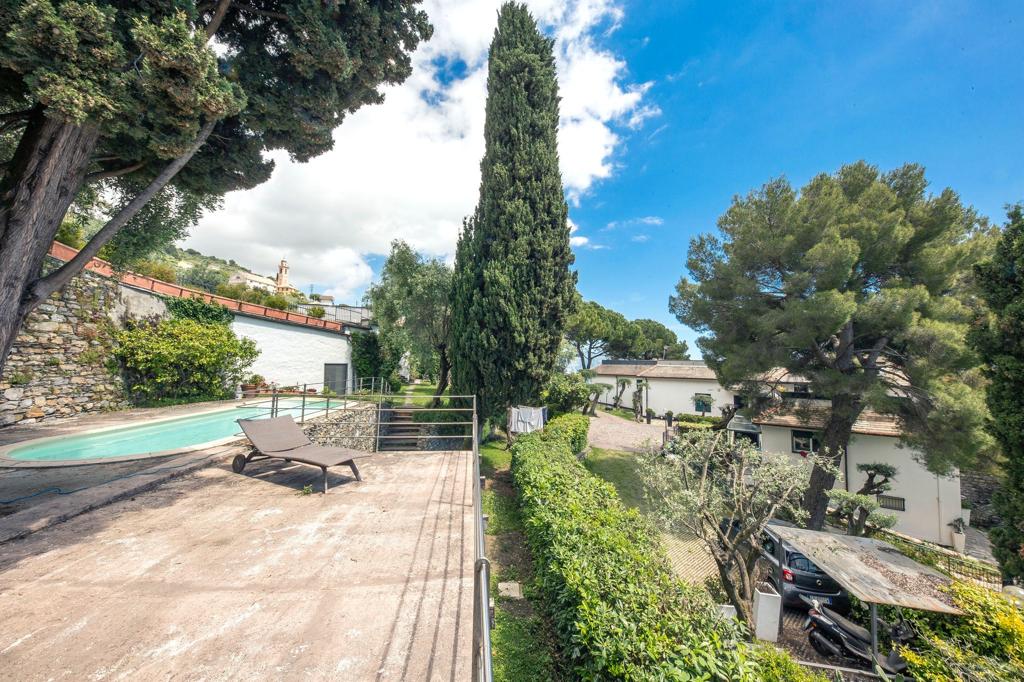 Image of the swimming pool in the garden of an Italian villa