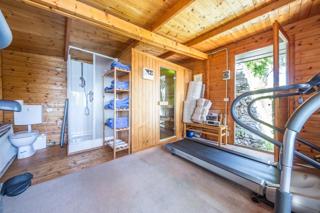 Image of a gym and a sauna in an Italian villa