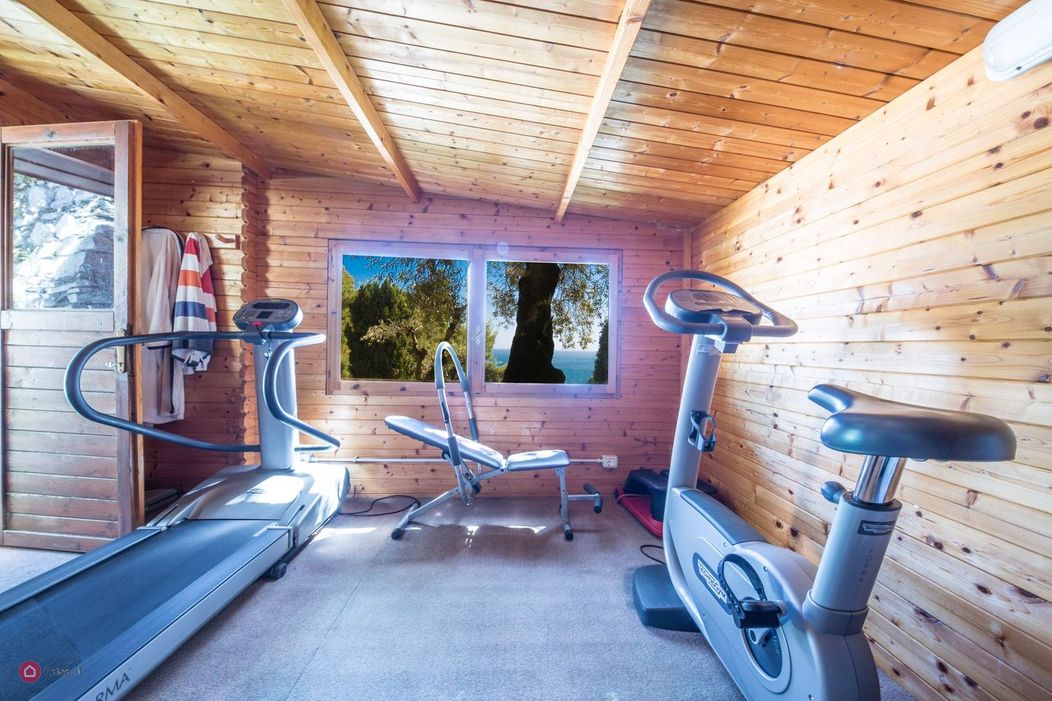 Image of gym equipment in Italian villa