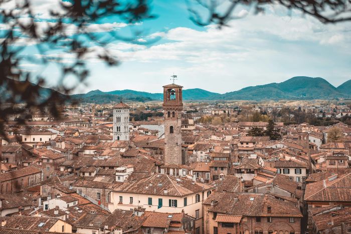 Image of a town in Italy with houses and a church