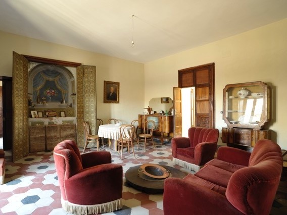 Image of the living room Inside the historical residence in Gangi near Palermo