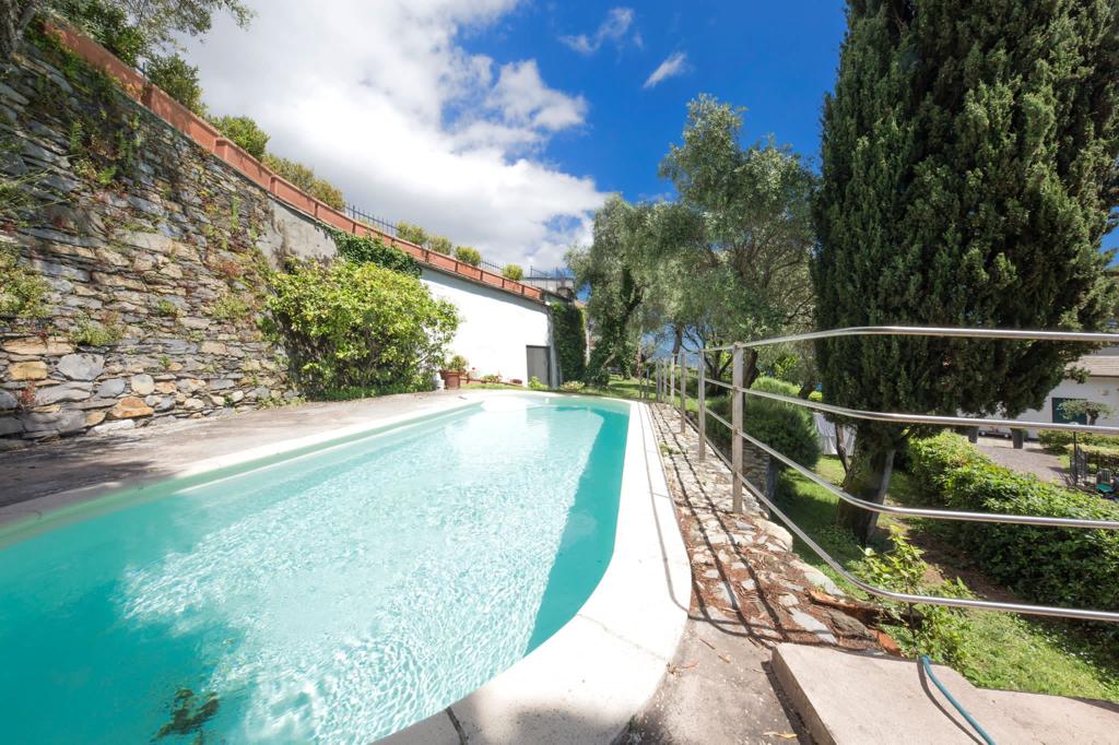 Image of the pool of the Italian villa