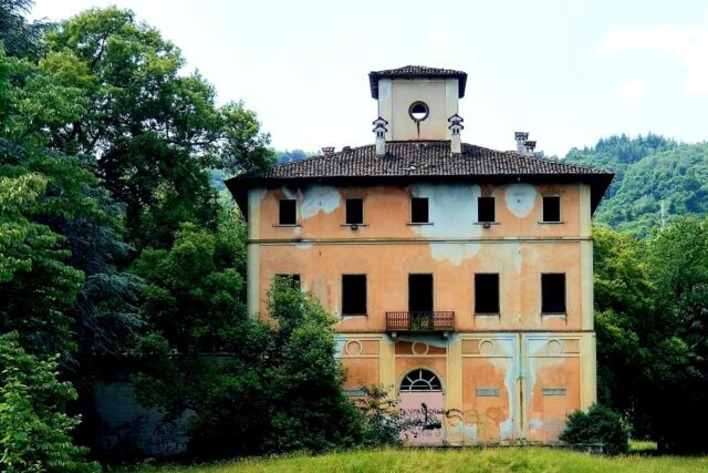 Image of an old house in Italy that needs renovation