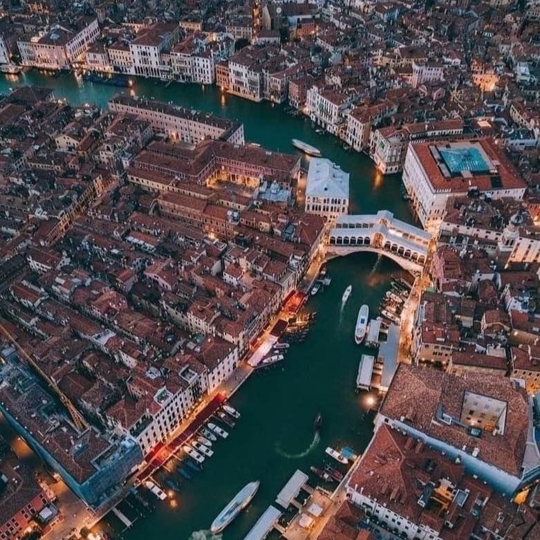 Image from above of the Rialto Bridge in Venice