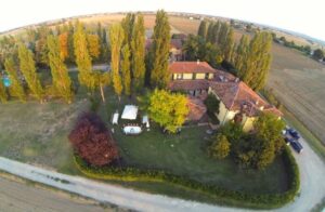 Image of a villa in the countryside in Emilia Romagna with trees.