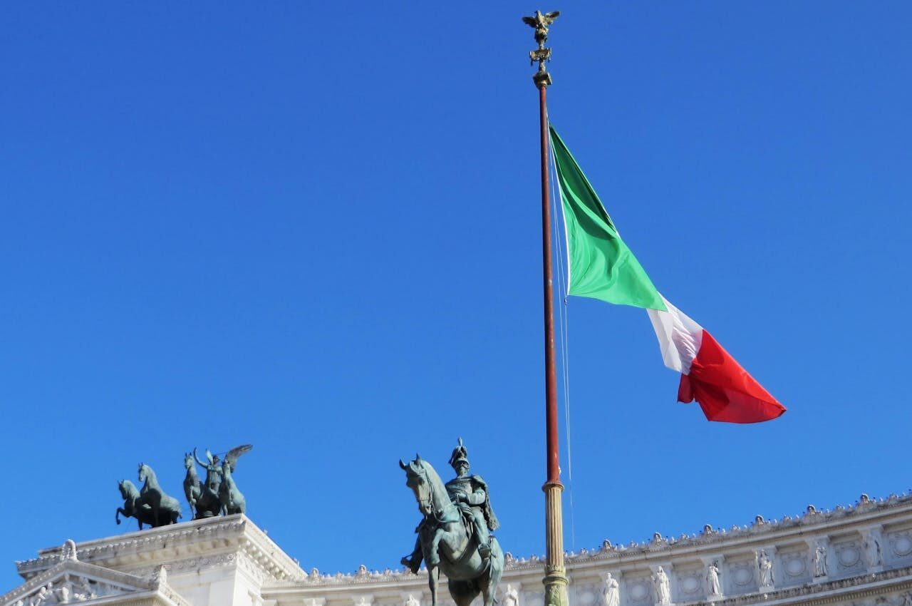 Image of a flag over the Vittoriano in Rome