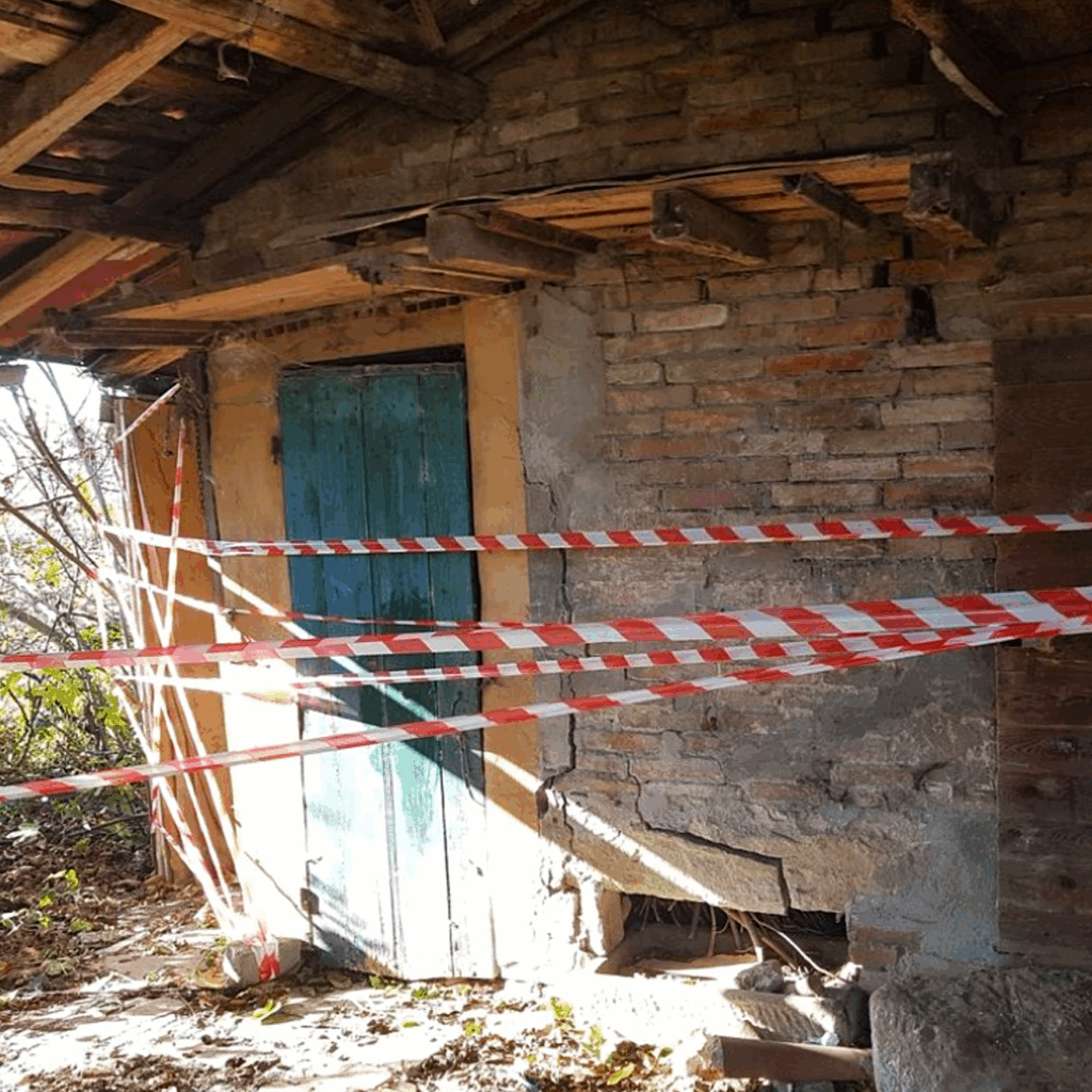 Image of the old villa and its woodshed before restoration