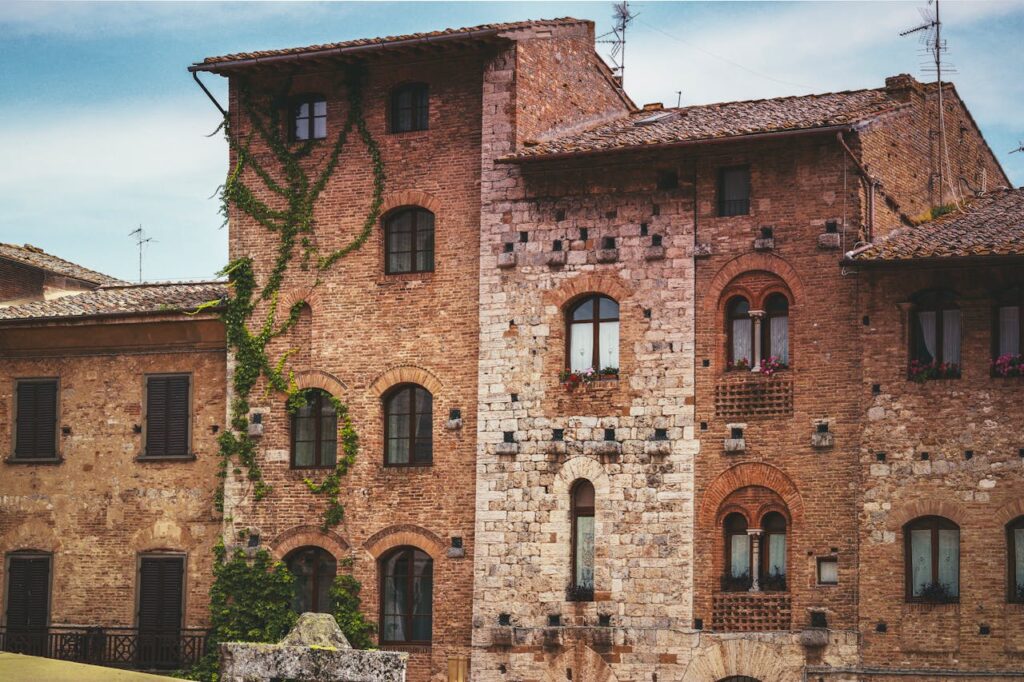 Image of a brick house in Tuscany